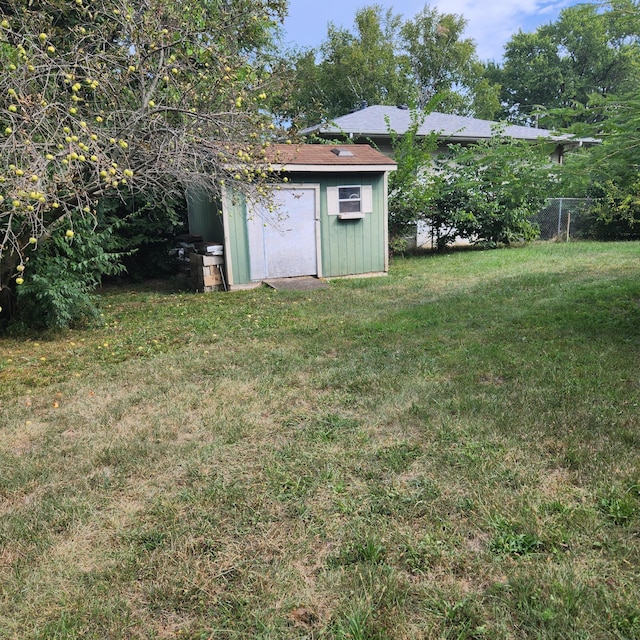 view of yard featuring a storage shed