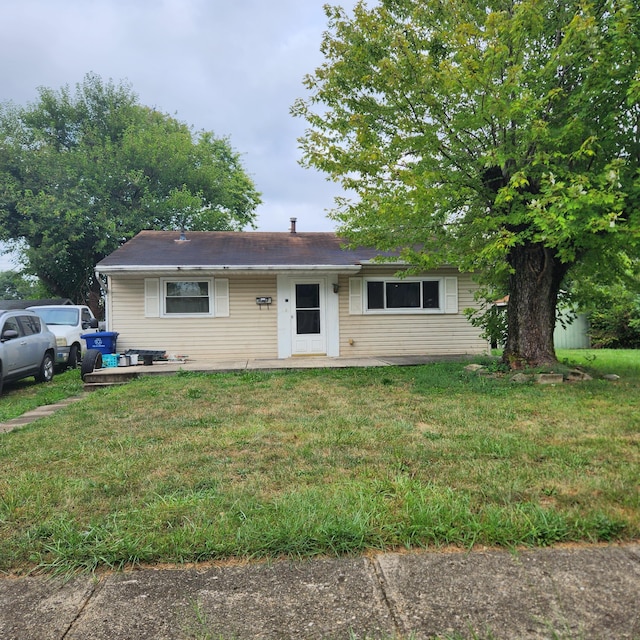 single story home with a front lawn