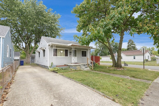 view of front facade with a front yard