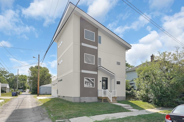 view of front facade featuring a front lawn