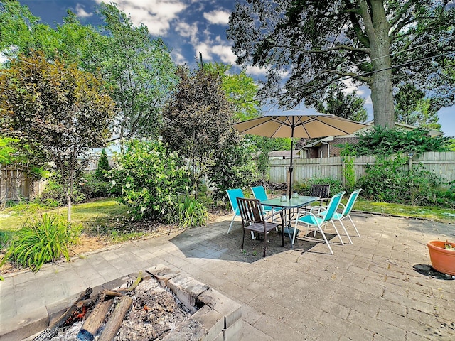 view of patio with an outdoor fire pit