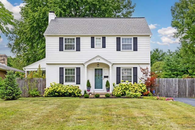 colonial inspired home featuring a front yard