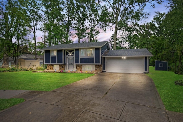 view of front facade featuring a yard and a garage