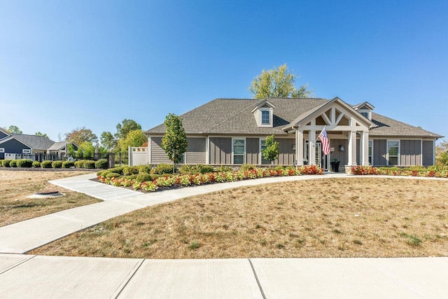 craftsman house with a front lawn