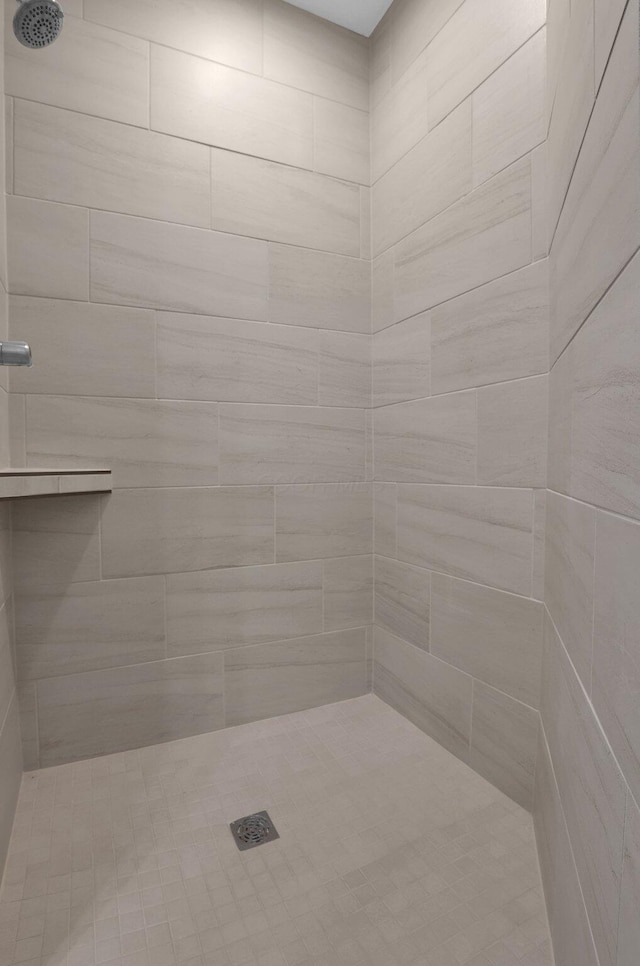 bathroom featuring tiled shower