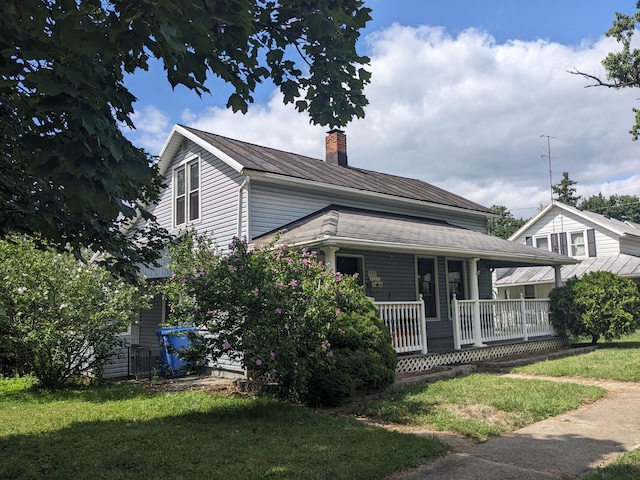 view of front of house featuring a porch and a front lawn