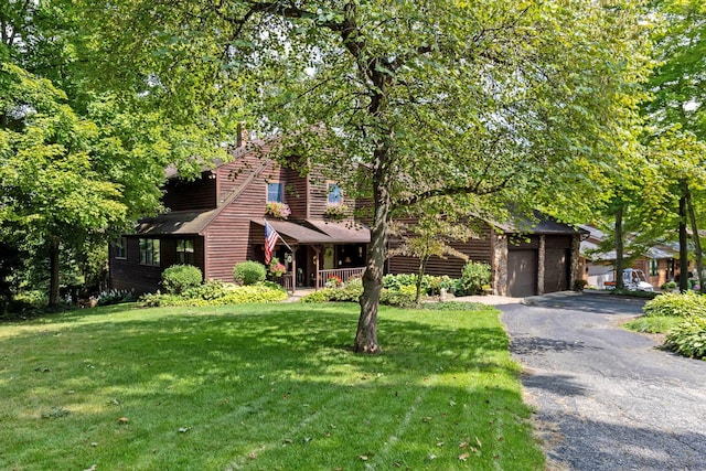 view of front of property featuring a front lawn