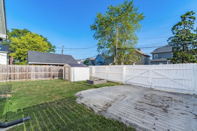 view of yard featuring a storage unit