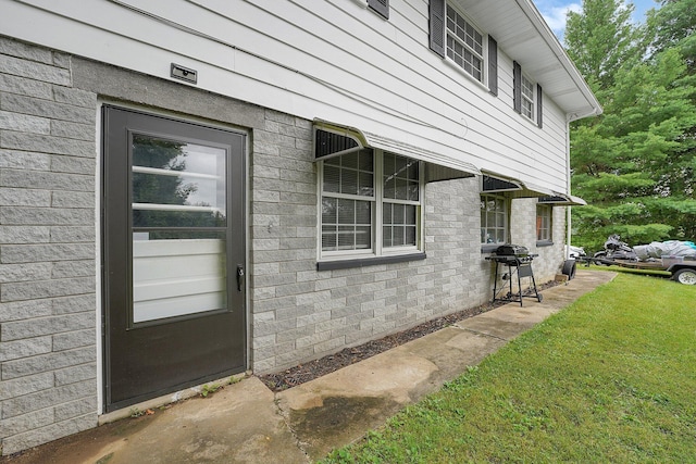 view of side of property featuring a lawn