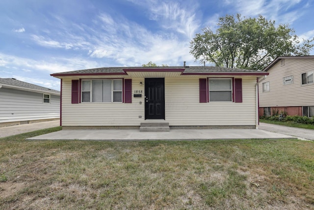 view of front of house featuring a front lawn