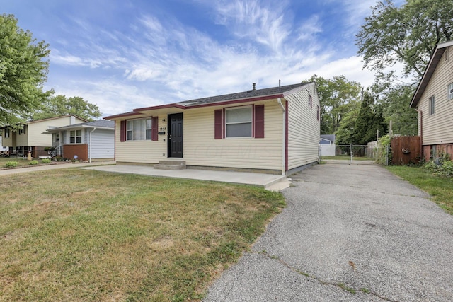 view of front of home with a front lawn