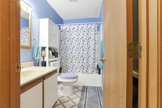 full bathroom with a textured ceiling, vanity, shower / bath combo, and toilet