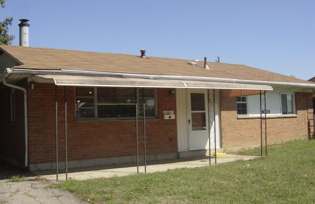 view of front of house featuring a front lawn