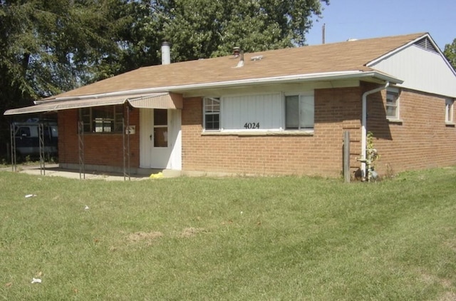 view of front of property featuring a front yard