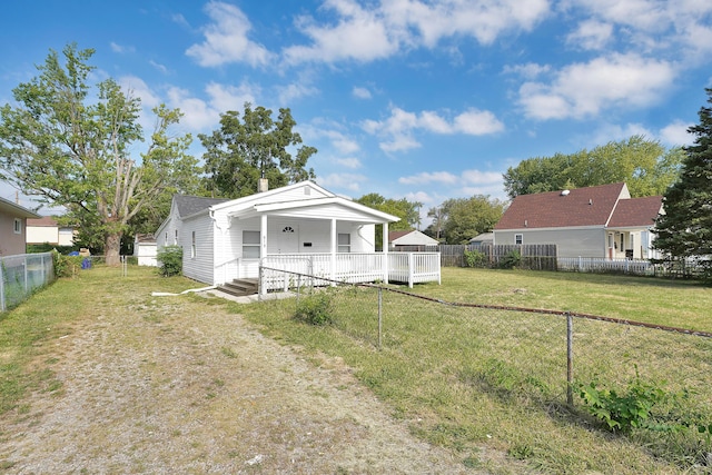 view of front facade featuring covered porch and a front yard