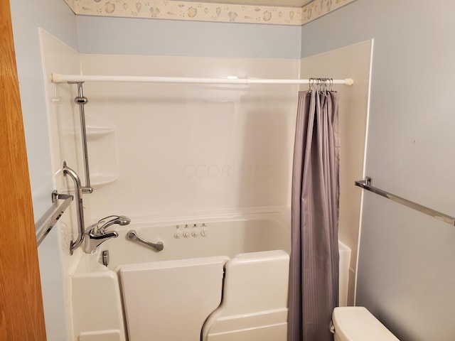 bathroom featuring shower / bath combo with shower curtain