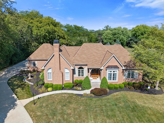 view of front of property featuring covered porch and a front lawn