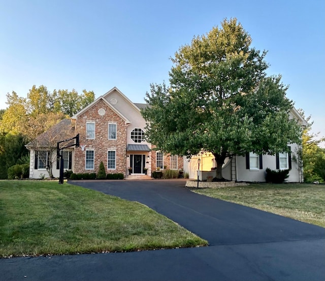 view of front of house featuring a front lawn