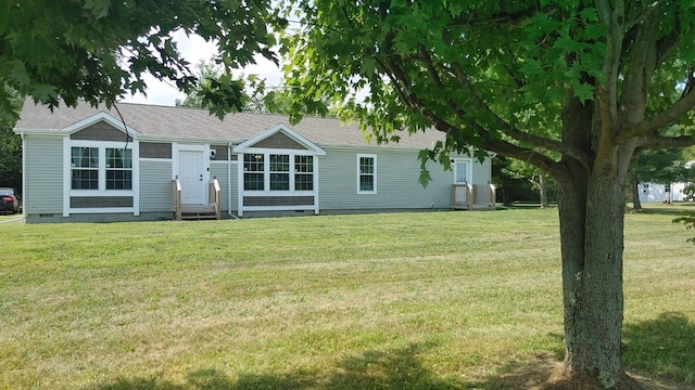 back of house featuring a lawn