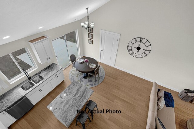 102 Cumberland Meadows Cir, Hebron, OH 43025 - living area with a chandelier, wood finished floors, vaulted ceiling, recessed lighting, and baseboards