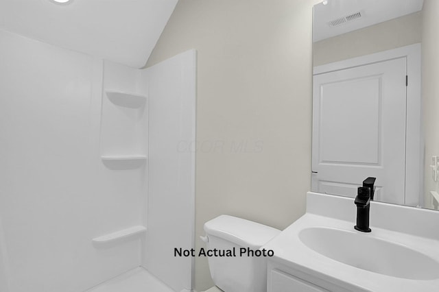 102 Cumberland Meadows Cir, Hebron, OH 43025 - full bath featuring vanity, a shower, toilet, and lofted ceiling
