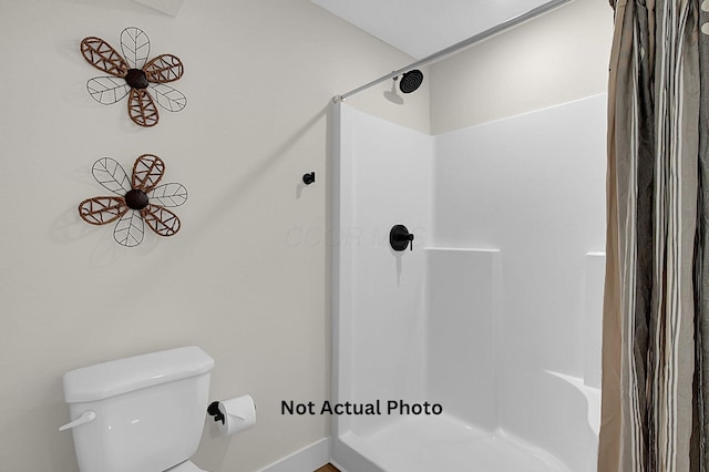 102 Cumberland Meadows Cir, Hebron, OH 43025 - bathroom with curtained shower and toilet