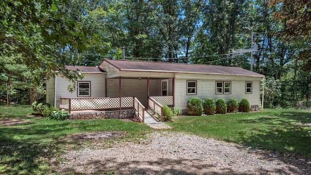 view of front of home featuring a front lawn