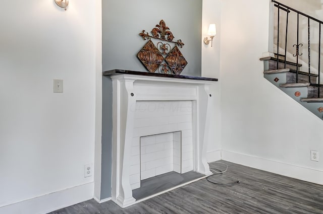 details featuring hardwood / wood-style floors