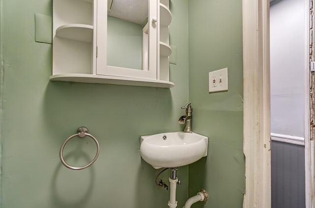 bathroom featuring sink