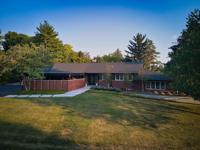 view of front facade featuring a front yard