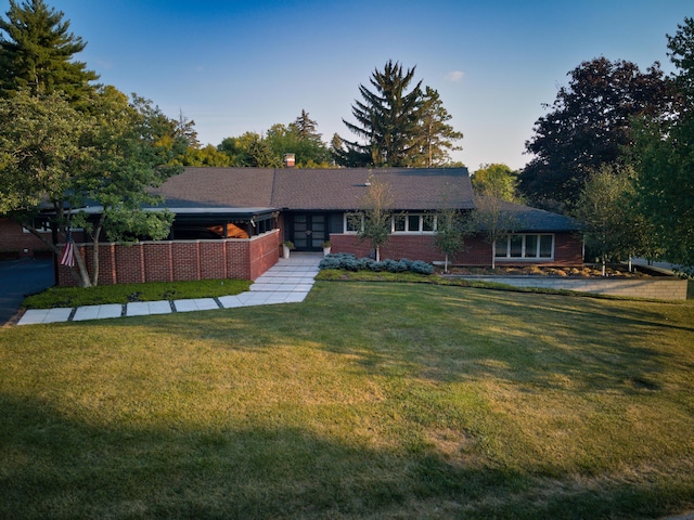 view of front of house with a front lawn