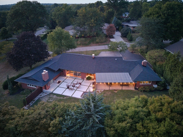 birds eye view of property featuring a wooded view