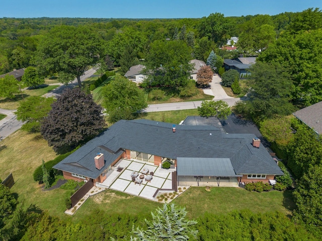 birds eye view of property featuring a forest view