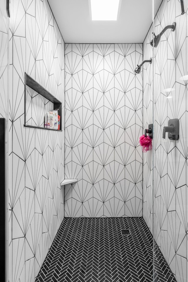 bathroom featuring tiled shower