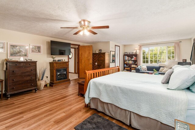 5595 Lancaster Rd, Hebron, OH 43025 - bedroom featuring ceiling fan, light hardwood / wood-style flooring, and a textured ceiling