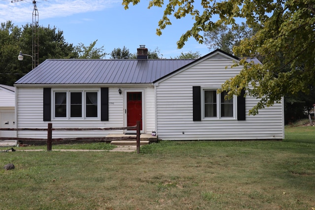 view of front of property featuring a front lawn