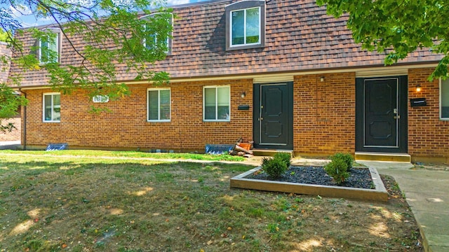 cape cod-style house featuring a front lawn