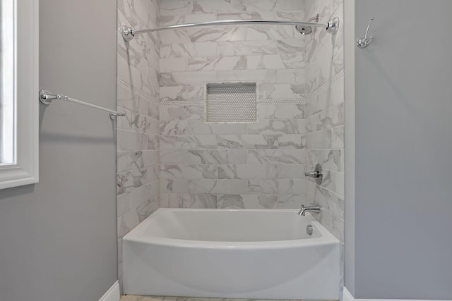 bathroom with tiled shower / bath combo