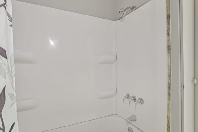 bathroom featuring shower / tub combo