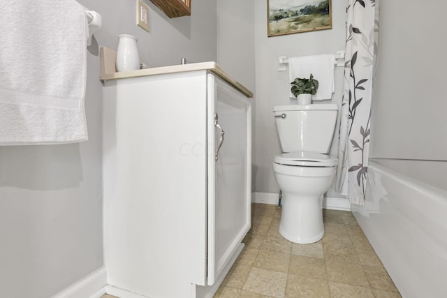 bathroom featuring toilet and shower / bath combo with shower curtain