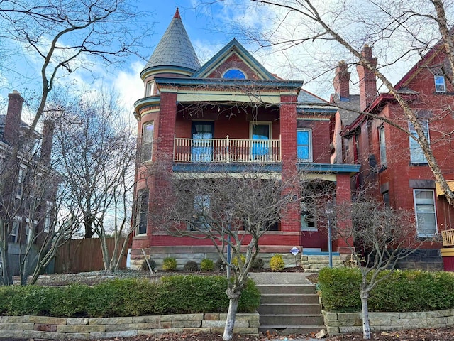 view of front of property featuring a balcony