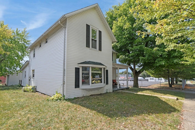 view of side of property featuring a lawn