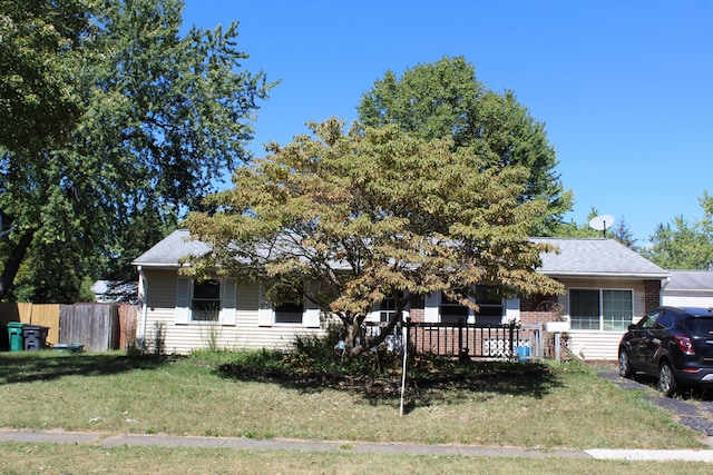 view of front facade with a front yard