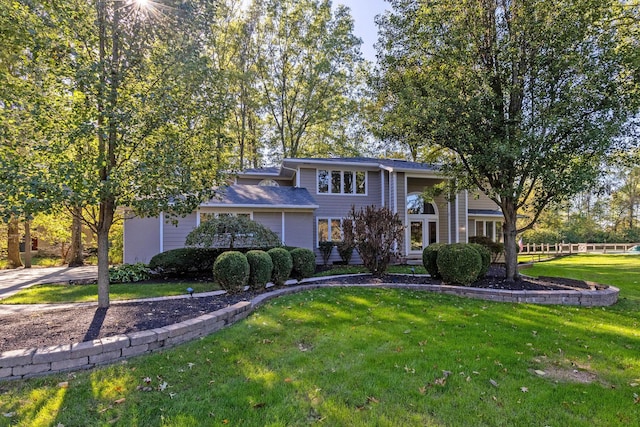 view of front of property featuring a front lawn