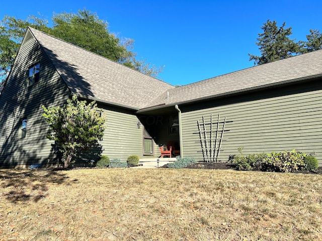 view of front of property featuring a front lawn