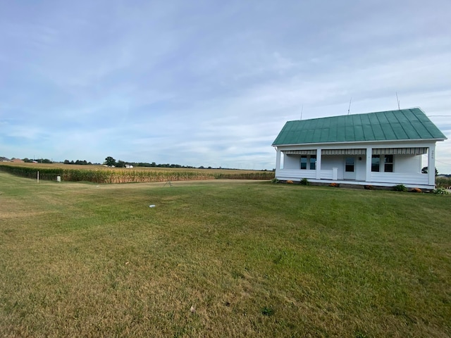 view of yard featuring a rural view