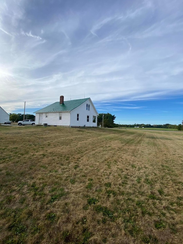 view of yard featuring a rural view