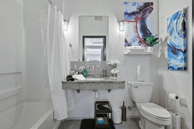 60 E Spring St Unit 105, Columbus, OH 43215 - full bathroom featuring toilet and shower / tub combo with curtain