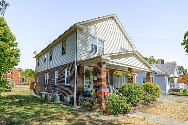 view of front of house featuring covered porch and a front lawn