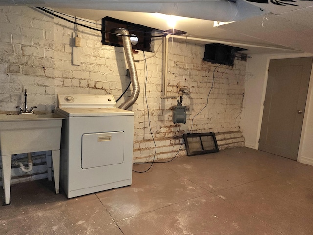 basement with washer / dryer